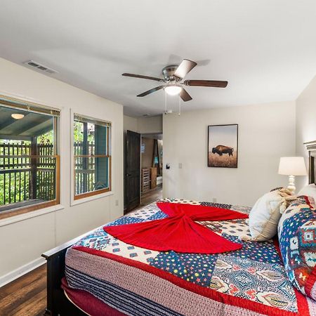 Whiskey Ridge Lodge, A Restored 1940S Gem, 2 Mins From Downtown, Breathtaking City Views, Custom Game Room, And Spacious Elegance Гетлинбург Екстериор снимка