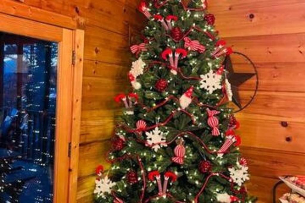 Whiskey Ridge Lodge, A Restored 1940S Gem, 2 Mins From Downtown, Breathtaking City Views, Custom Game Room, And Spacious Elegance Гетлинбург Екстериор снимка