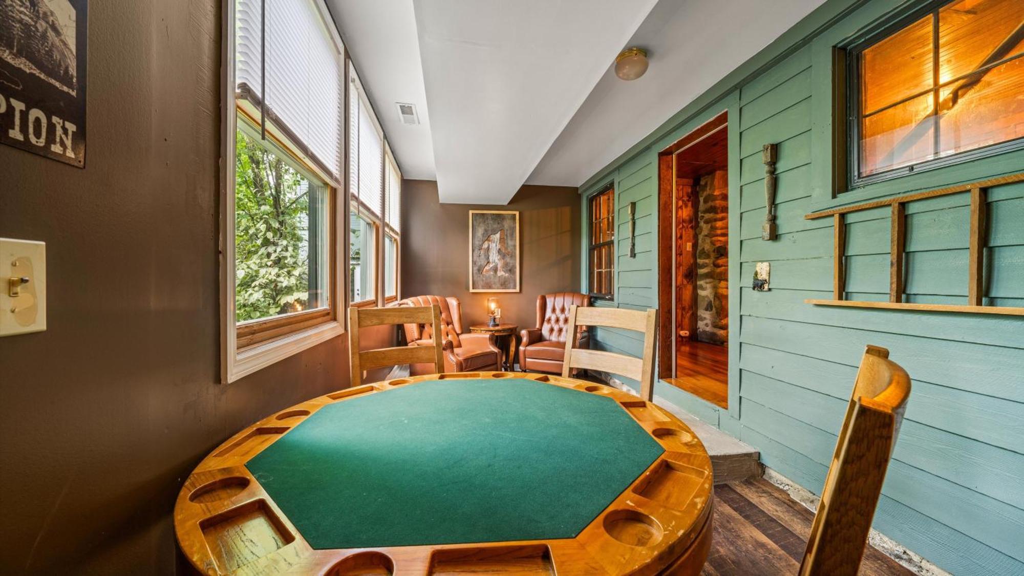 Whiskey Ridge Lodge, A Restored 1940S Gem, 2 Mins From Downtown, Breathtaking City Views, Custom Game Room, And Spacious Elegance Гетлинбург Екстериор снимка