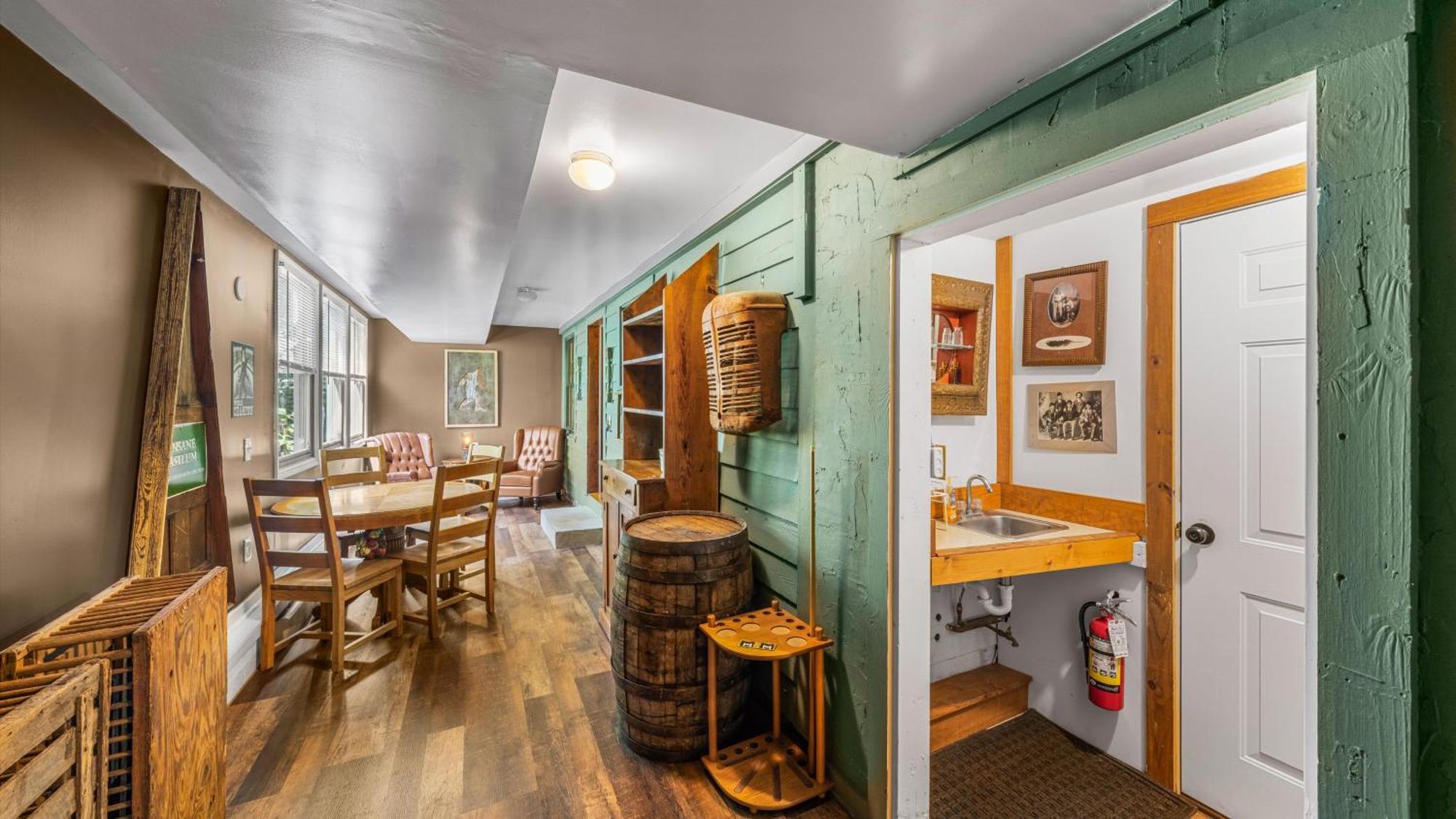 Whiskey Ridge Lodge, A Restored 1940S Gem, 2 Mins From Downtown, Breathtaking City Views, Custom Game Room, And Spacious Elegance Гетлинбург Екстериор снимка