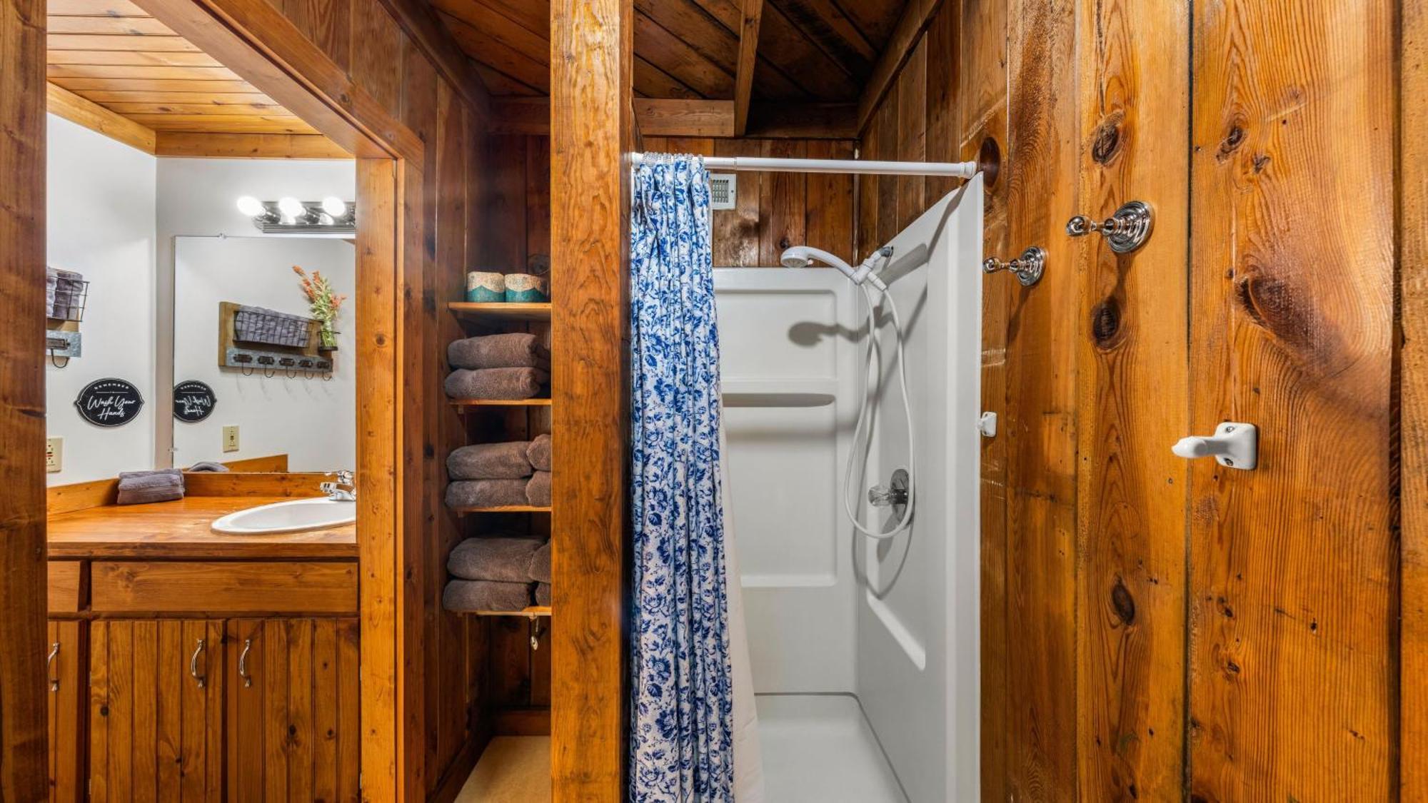 Whiskey Ridge Lodge, A Restored 1940S Gem, 2 Mins From Downtown, Breathtaking City Views, Custom Game Room, And Spacious Elegance Гетлинбург Екстериор снимка