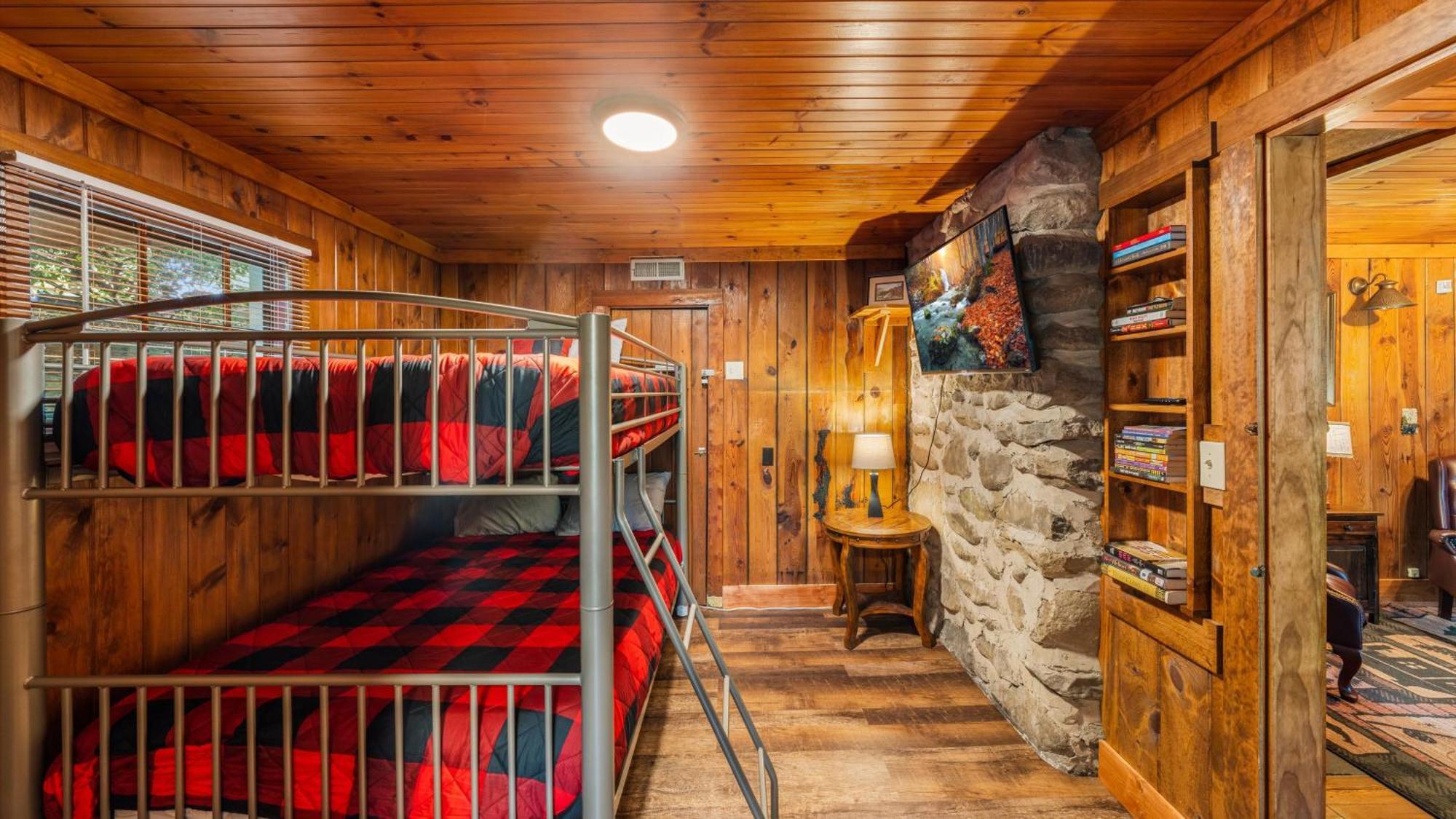 Whiskey Ridge Lodge, A Restored 1940S Gem, 2 Mins From Downtown, Breathtaking City Views, Custom Game Room, And Spacious Elegance Гетлинбург Екстериор снимка
