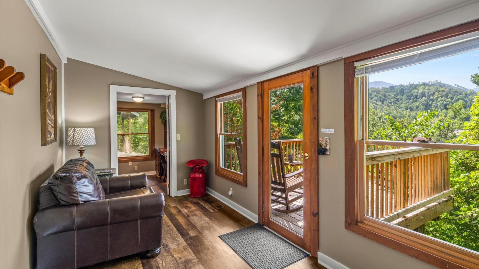 Whiskey Ridge Lodge, A Restored 1940S Gem, 2 Mins From Downtown, Breathtaking City Views, Custom Game Room, And Spacious Elegance Гетлинбург Екстериор снимка