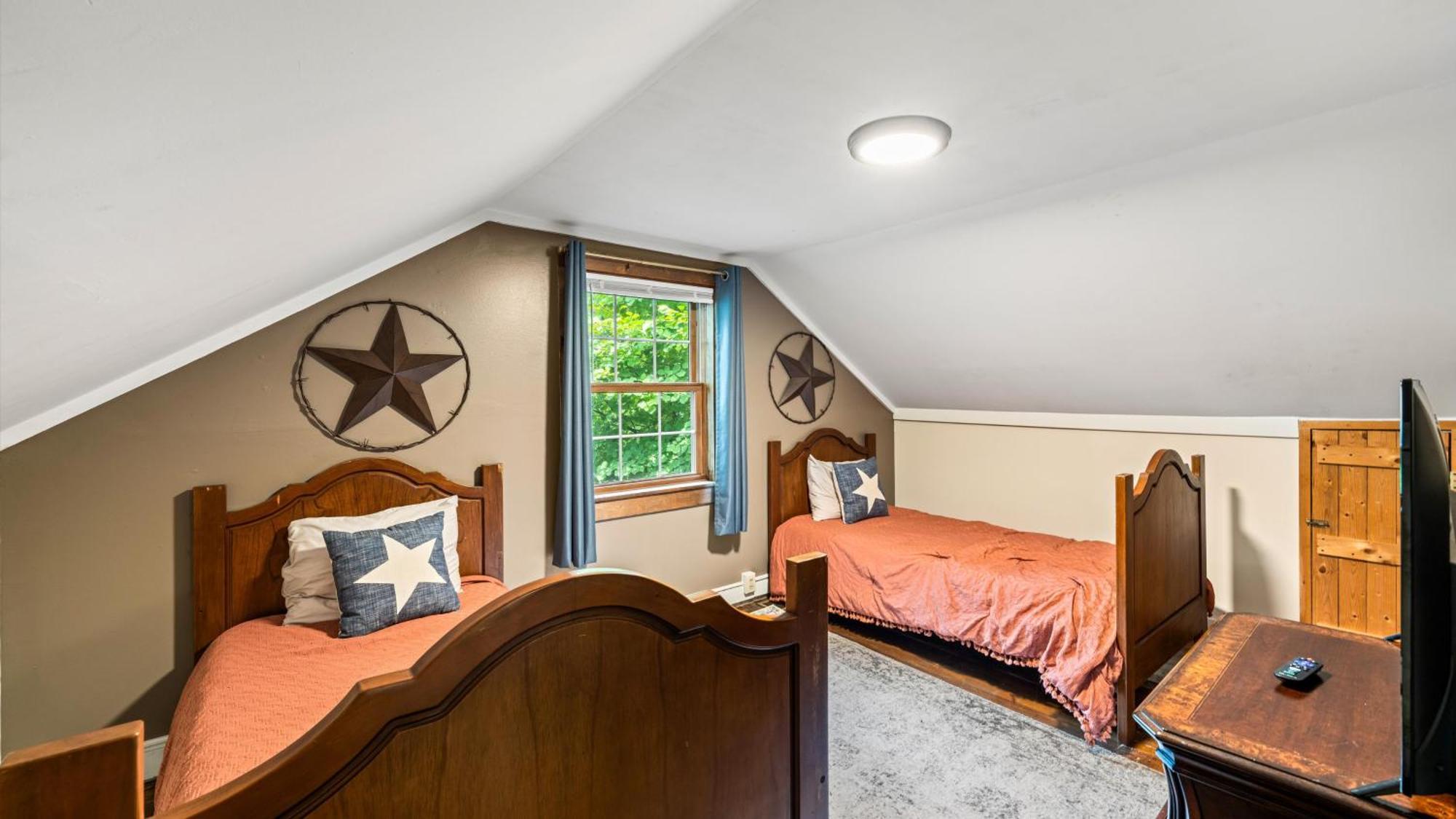 Whiskey Ridge Lodge, A Restored 1940S Gem, 2 Mins From Downtown, Breathtaking City Views, Custom Game Room, And Spacious Elegance Гетлинбург Екстериор снимка