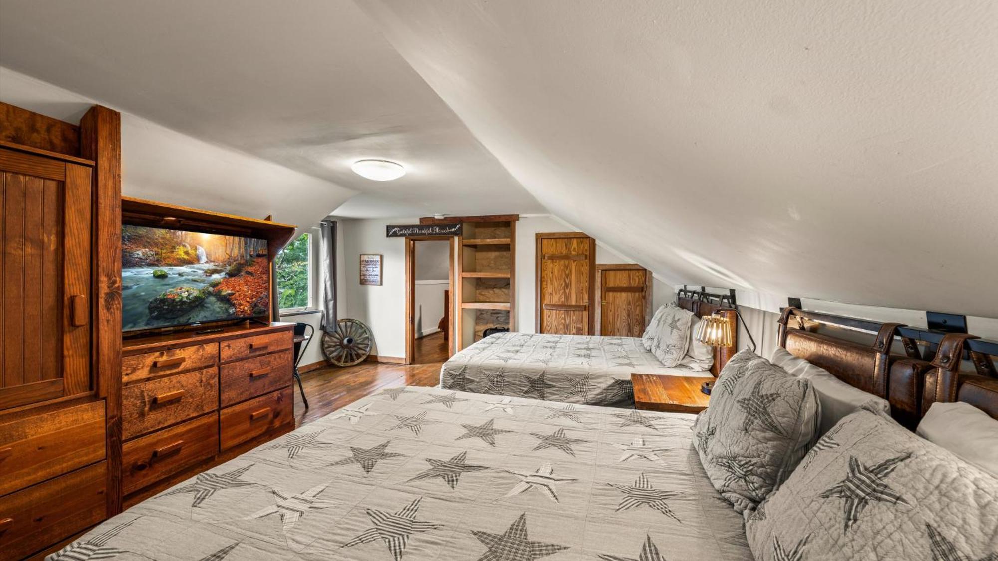Whiskey Ridge Lodge, A Restored 1940S Gem, 2 Mins From Downtown, Breathtaking City Views, Custom Game Room, And Spacious Elegance Гетлинбург Екстериор снимка
