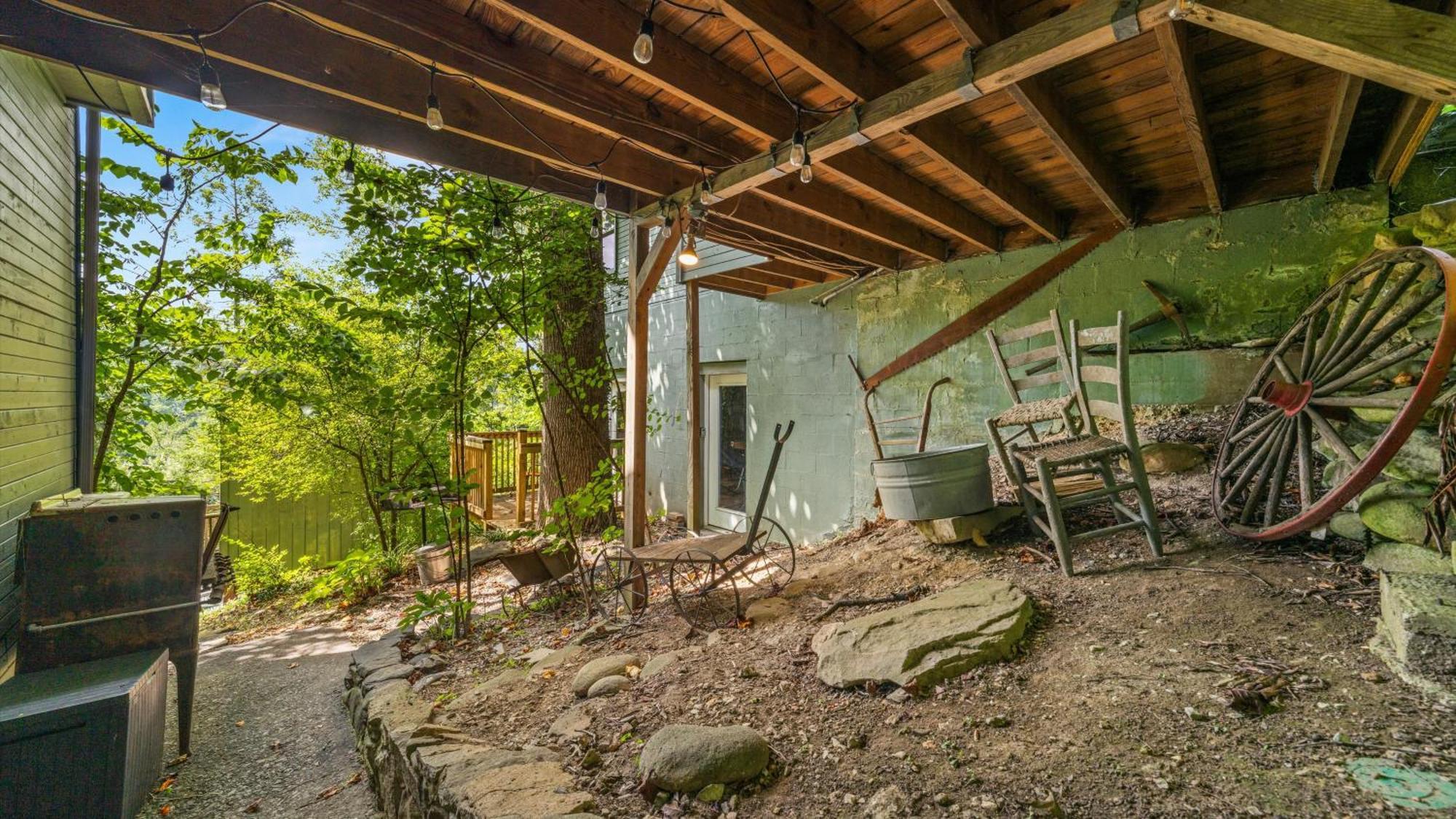 Whiskey Ridge Lodge, A Restored 1940S Gem, 2 Mins From Downtown, Breathtaking City Views, Custom Game Room, And Spacious Elegance Гетлинбург Екстериор снимка