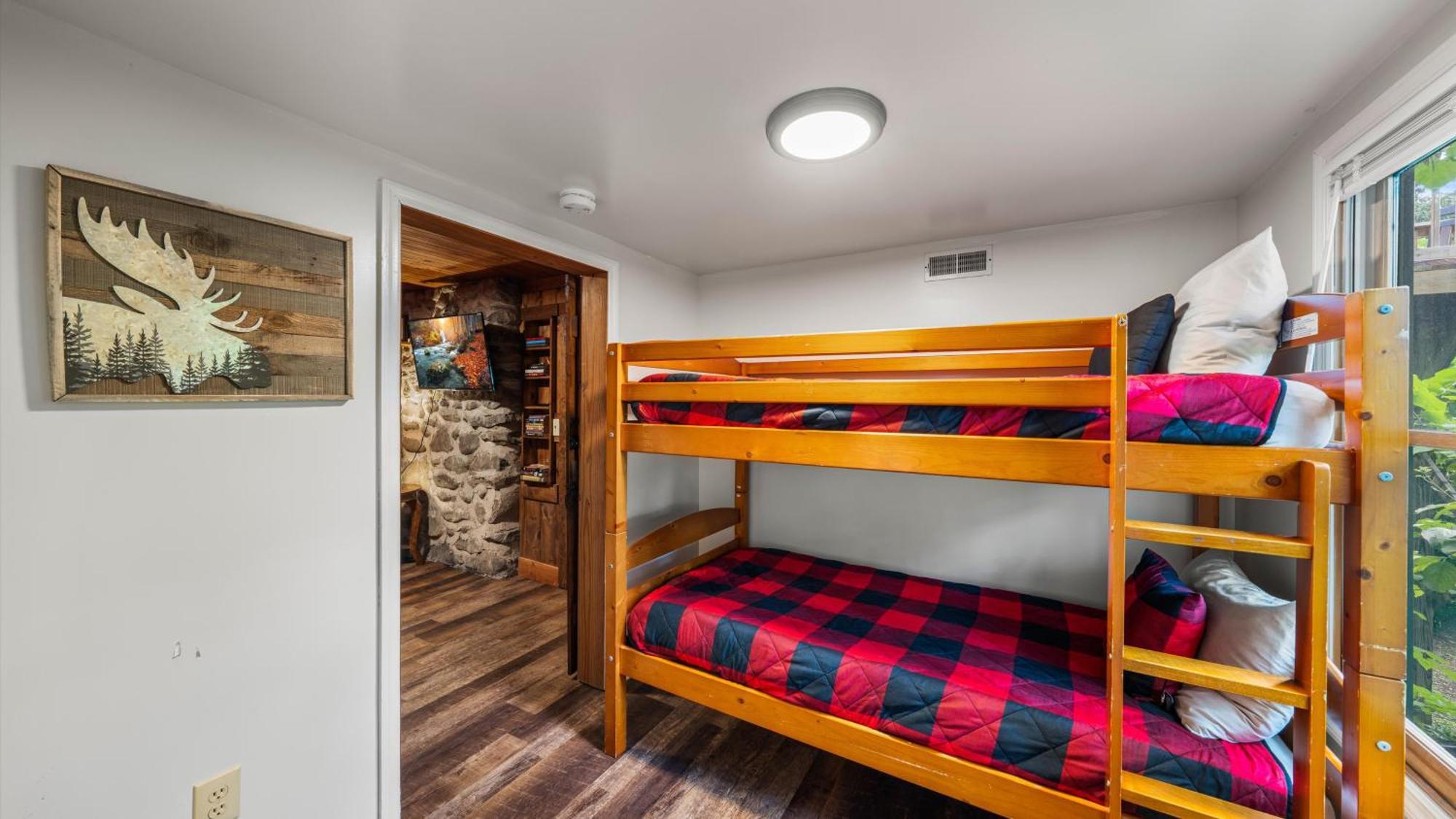 Whiskey Ridge Lodge, A Restored 1940S Gem, 2 Mins From Downtown, Breathtaking City Views, Custom Game Room, And Spacious Elegance Гетлинбург Екстериор снимка