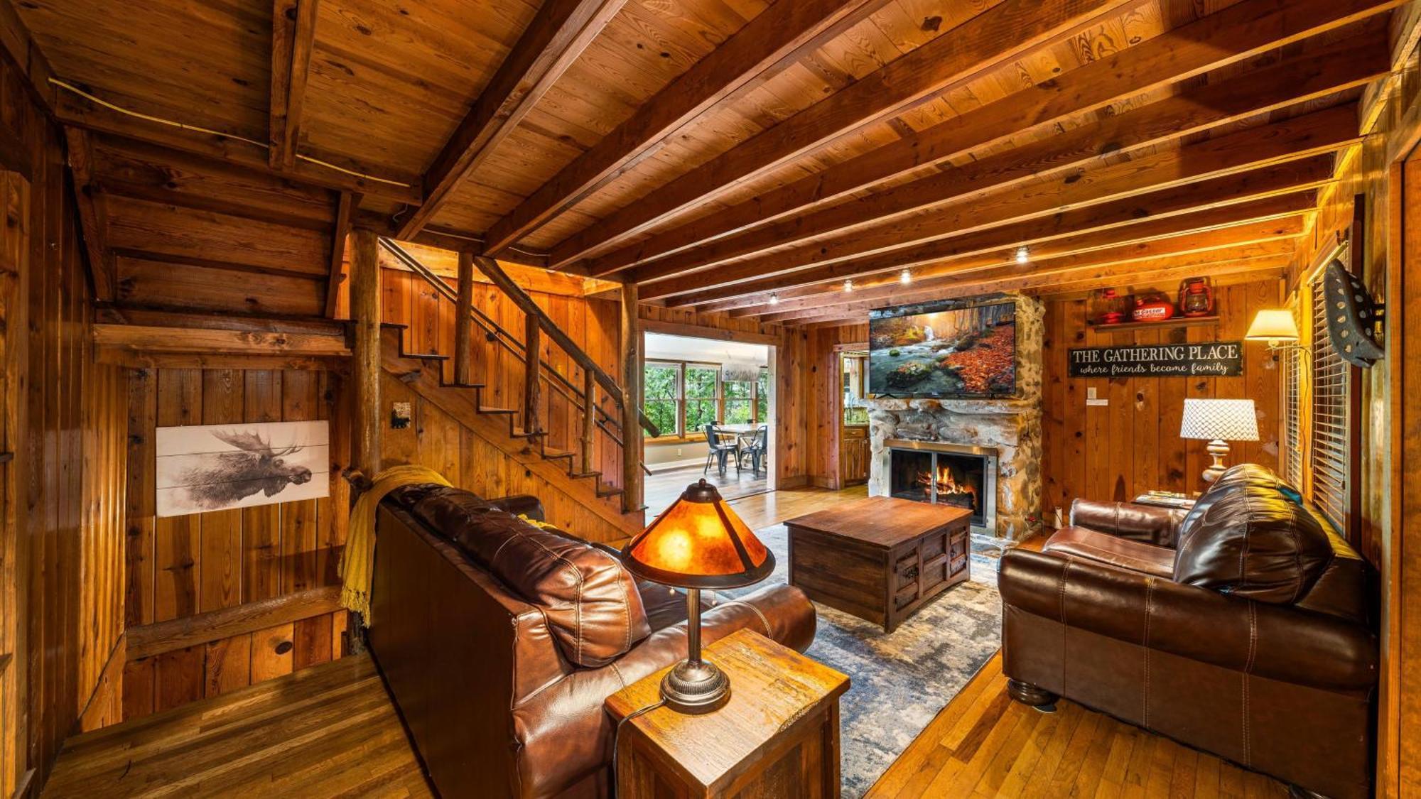 Whiskey Ridge Lodge, A Restored 1940S Gem, 2 Mins From Downtown, Breathtaking City Views, Custom Game Room, And Spacious Elegance Гетлинбург Екстериор снимка