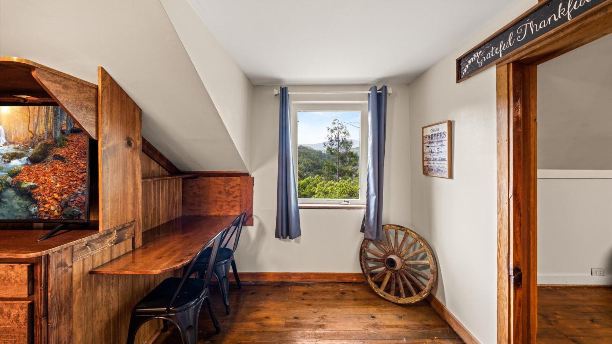 Whiskey Ridge Lodge, A Restored 1940S Gem, 2 Mins From Downtown, Breathtaking City Views, Custom Game Room, And Spacious Elegance Гетлинбург Екстериор снимка