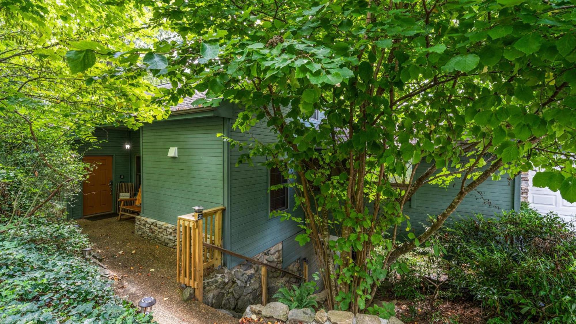 Whiskey Ridge Lodge, A Restored 1940S Gem, 2 Mins From Downtown, Breathtaking City Views, Custom Game Room, And Spacious Elegance Гетлинбург Екстериор снимка
