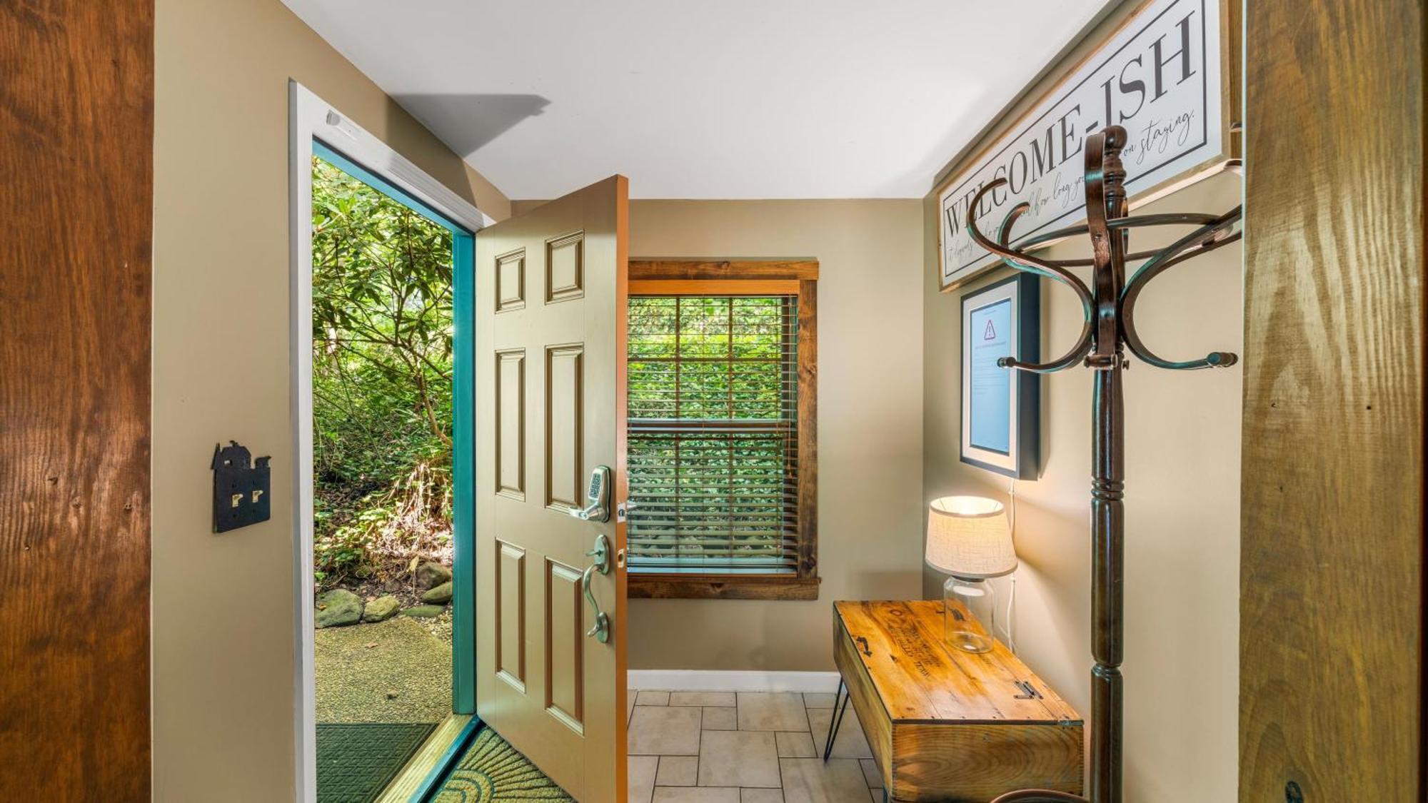 Whiskey Ridge Lodge, A Restored 1940S Gem, 2 Mins From Downtown, Breathtaking City Views, Custom Game Room, And Spacious Elegance Гетлинбург Екстериор снимка