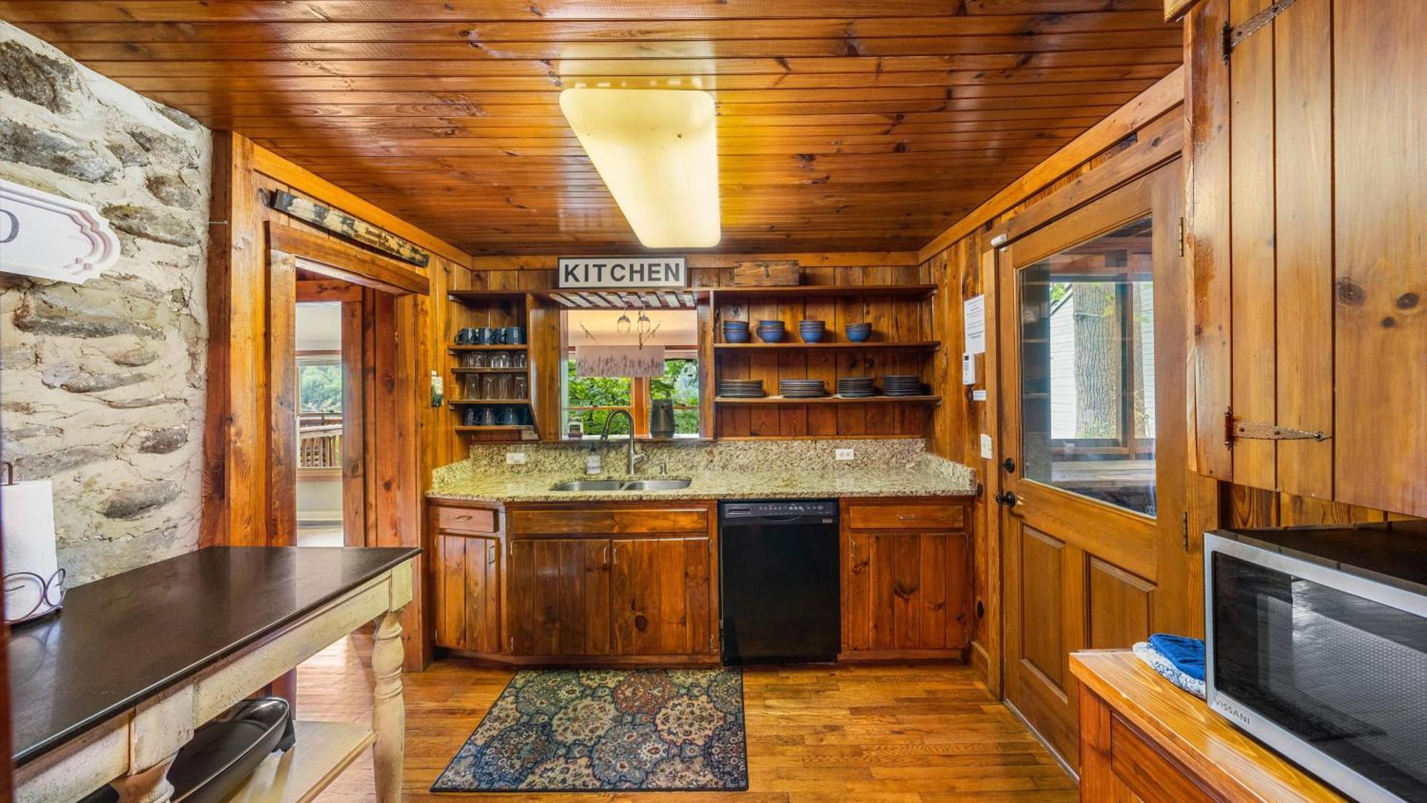 Whiskey Ridge Lodge, A Restored 1940S Gem, 2 Mins From Downtown, Breathtaking City Views, Custom Game Room, And Spacious Elegance Гетлинбург Екстериор снимка
