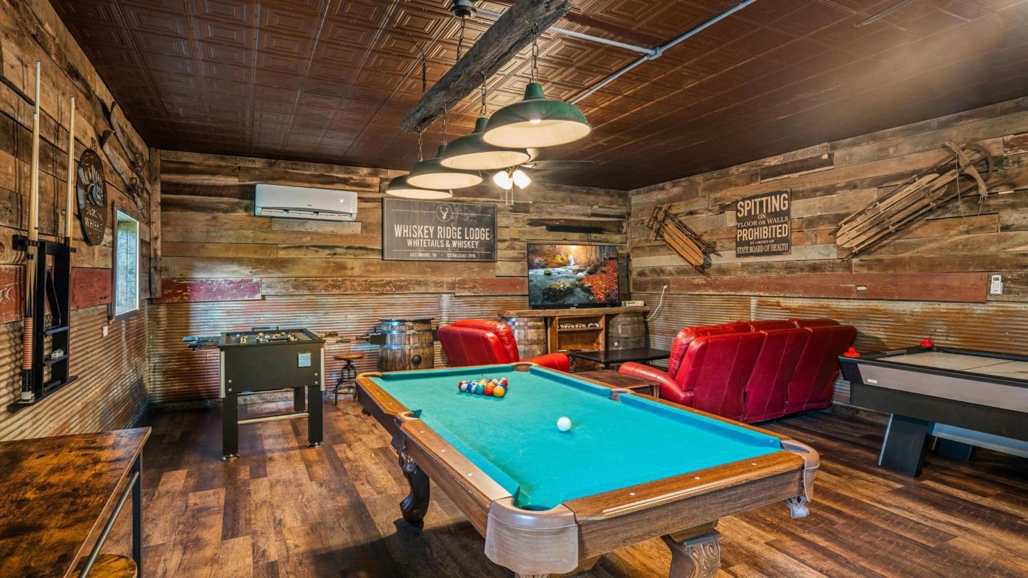Whiskey Ridge Lodge, A Restored 1940S Gem, 2 Mins From Downtown, Breathtaking City Views, Custom Game Room, And Spacious Elegance Гетлинбург Екстериор снимка