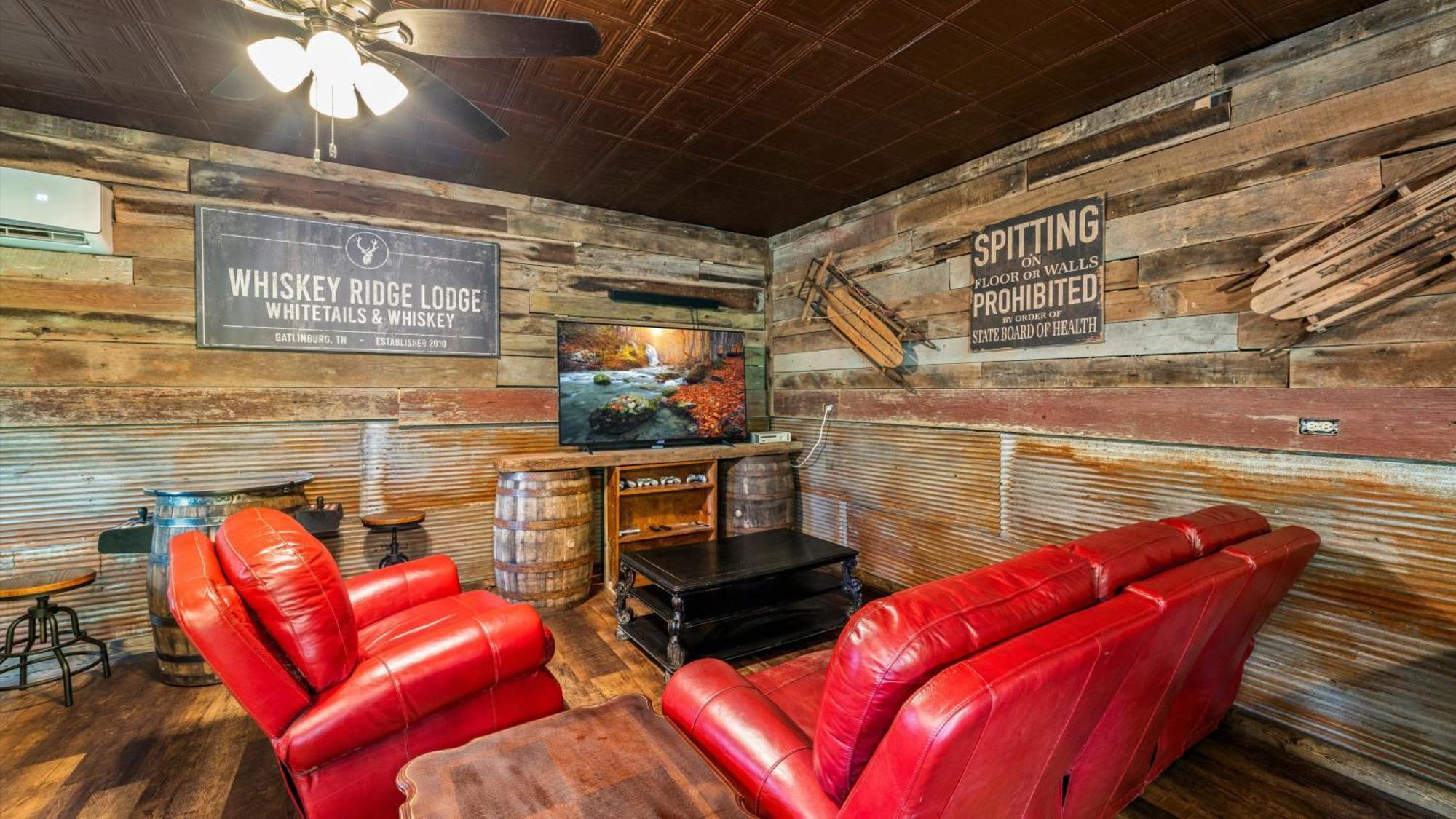 Whiskey Ridge Lodge, A Restored 1940S Gem, 2 Mins From Downtown, Breathtaking City Views, Custom Game Room, And Spacious Elegance Гетлинбург Екстериор снимка