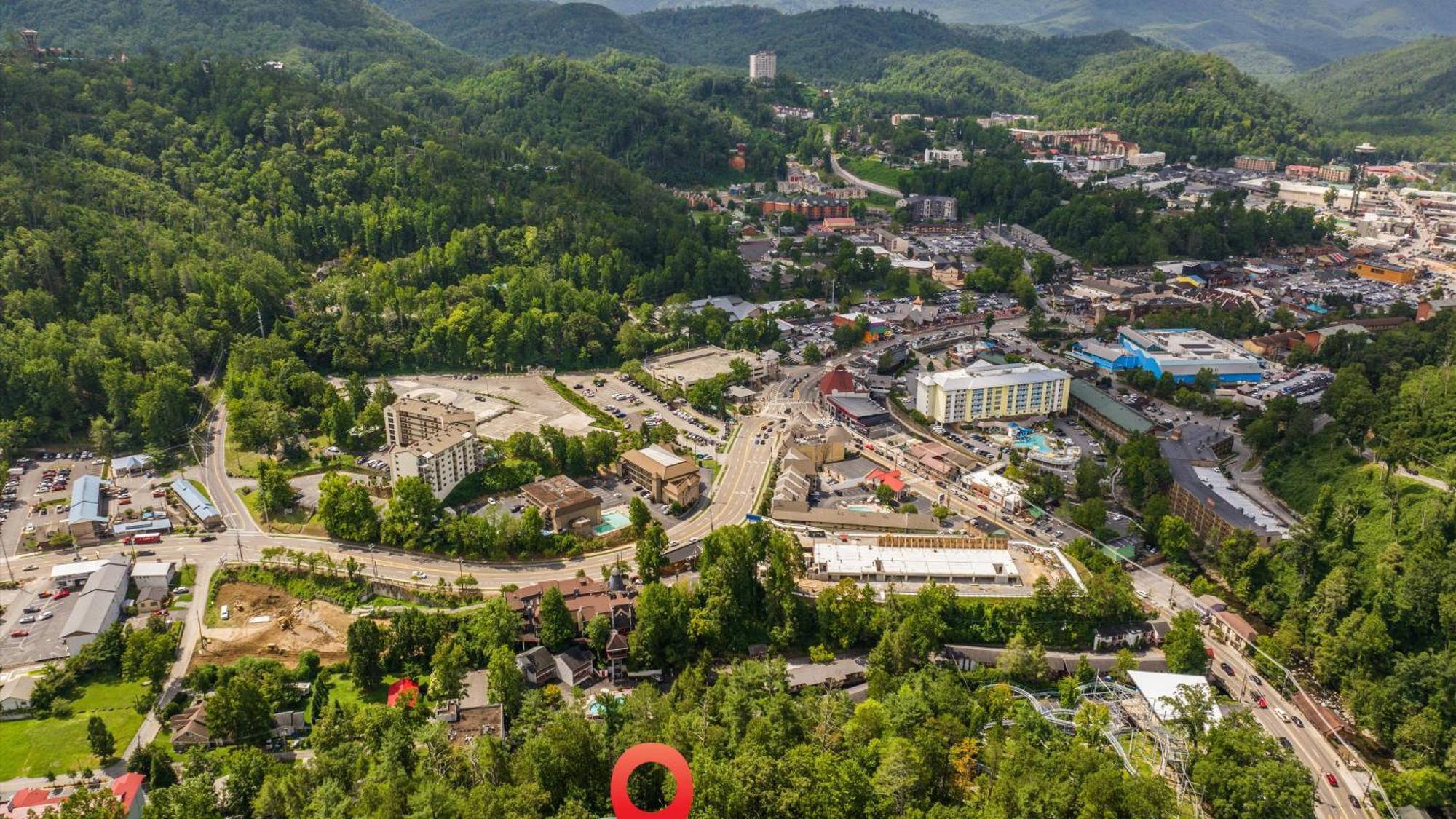 Whiskey Ridge Lodge, A Restored 1940S Gem, 2 Mins From Downtown, Breathtaking City Views, Custom Game Room, And Spacious Elegance Гетлинбург Екстериор снимка