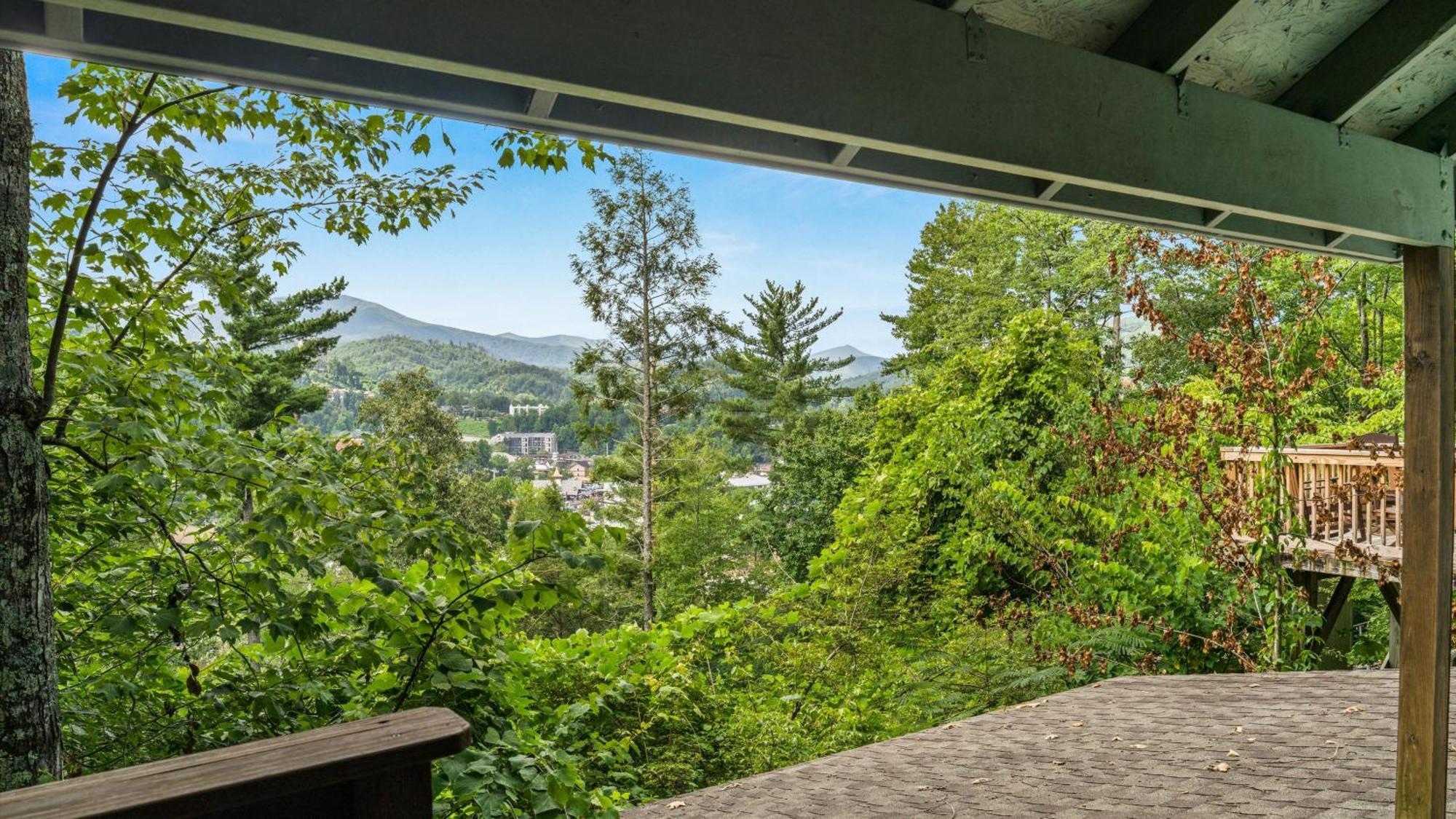 Whiskey Ridge Lodge, A Restored 1940S Gem, 2 Mins From Downtown, Breathtaking City Views, Custom Game Room, And Spacious Elegance Гетлинбург Екстериор снимка
