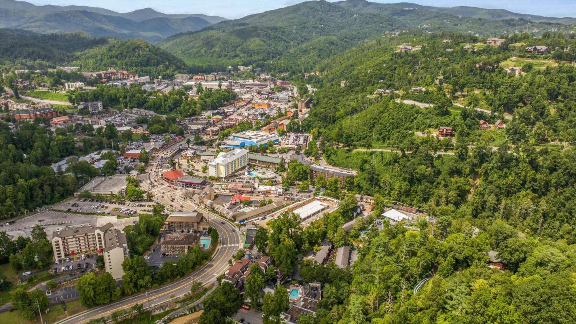 Whiskey Ridge Lodge, A Restored 1940S Gem, 2 Mins From Downtown, Breathtaking City Views, Custom Game Room, And Spacious Elegance Гетлинбург Екстериор снимка