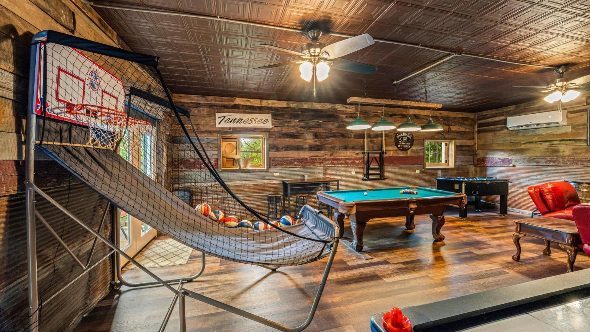 Whiskey Ridge Lodge, A Restored 1940S Gem, 2 Mins From Downtown, Breathtaking City Views, Custom Game Room, And Spacious Elegance Гетлинбург Екстериор снимка