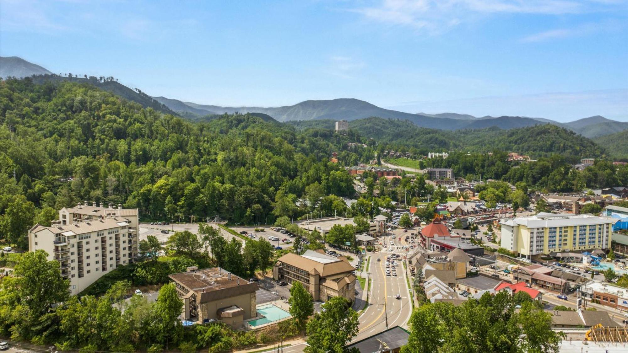 Whiskey Ridge Lodge, A Restored 1940S Gem, 2 Mins From Downtown, Breathtaking City Views, Custom Game Room, And Spacious Elegance Гетлинбург Екстериор снимка