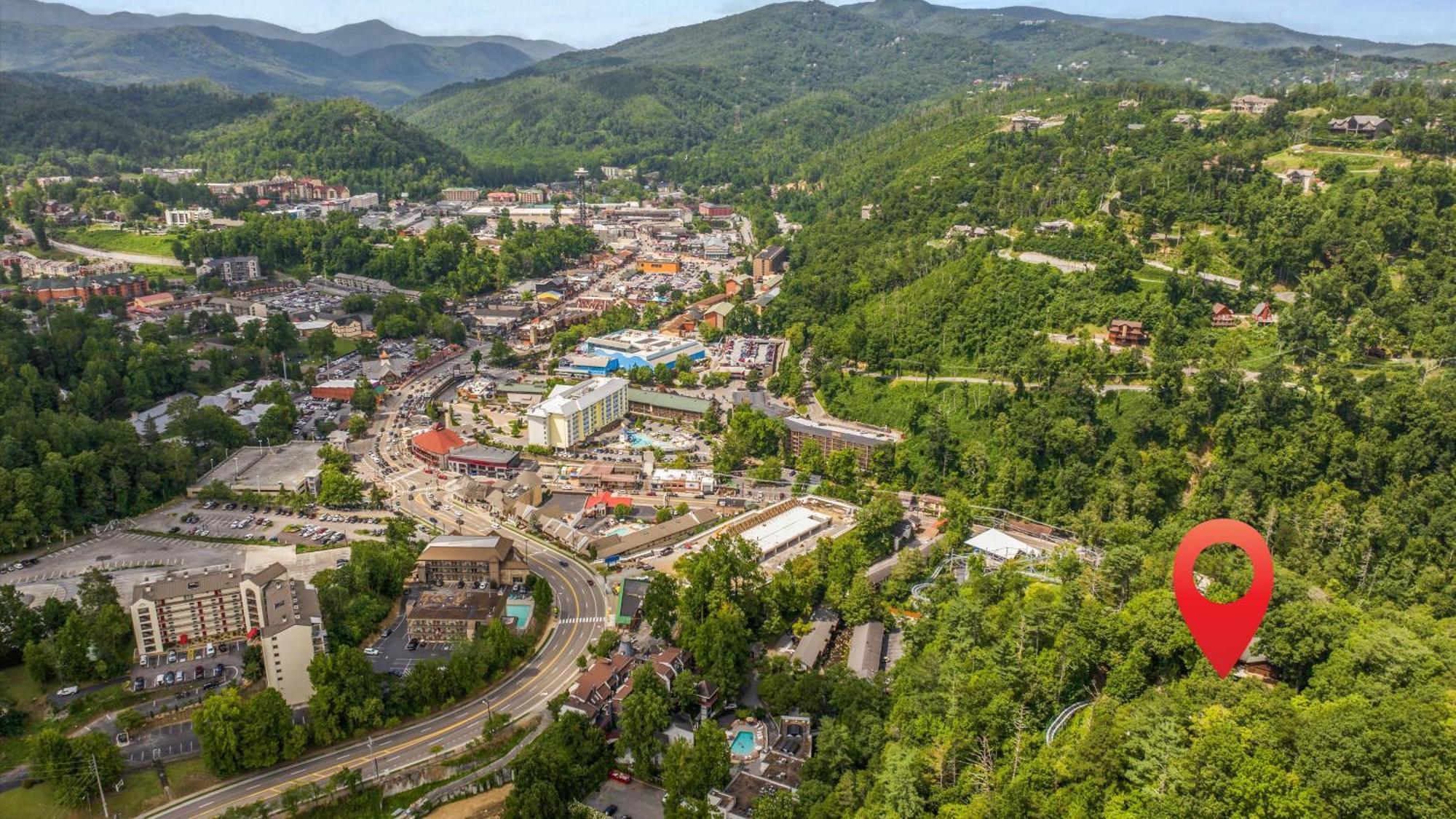 Whiskey Ridge Lodge, A Restored 1940S Gem, 2 Mins From Downtown, Breathtaking City Views, Custom Game Room, And Spacious Elegance Гетлинбург Екстериор снимка