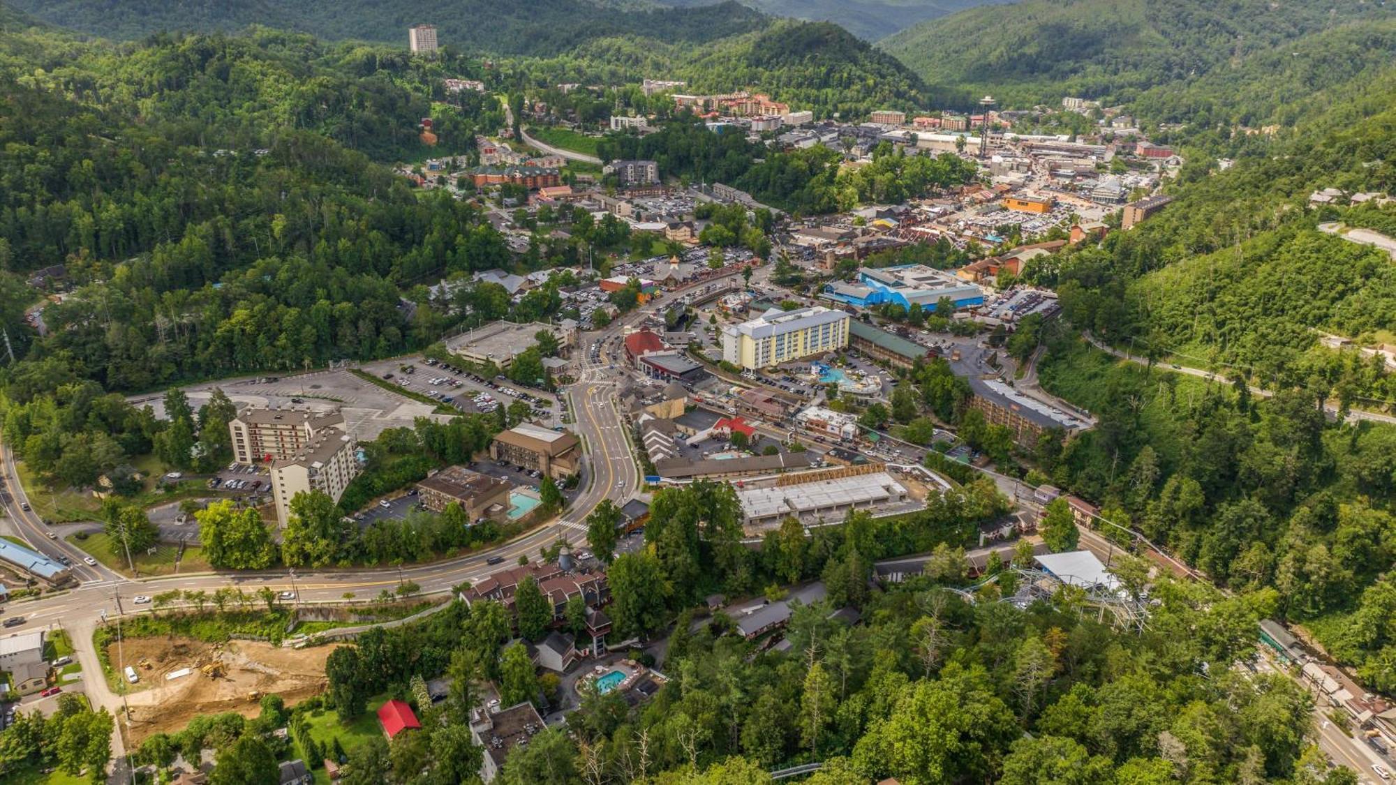 Whiskey Ridge Lodge, A Restored 1940S Gem, 2 Mins From Downtown, Breathtaking City Views, Custom Game Room, And Spacious Elegance Гетлинбург Екстериор снимка