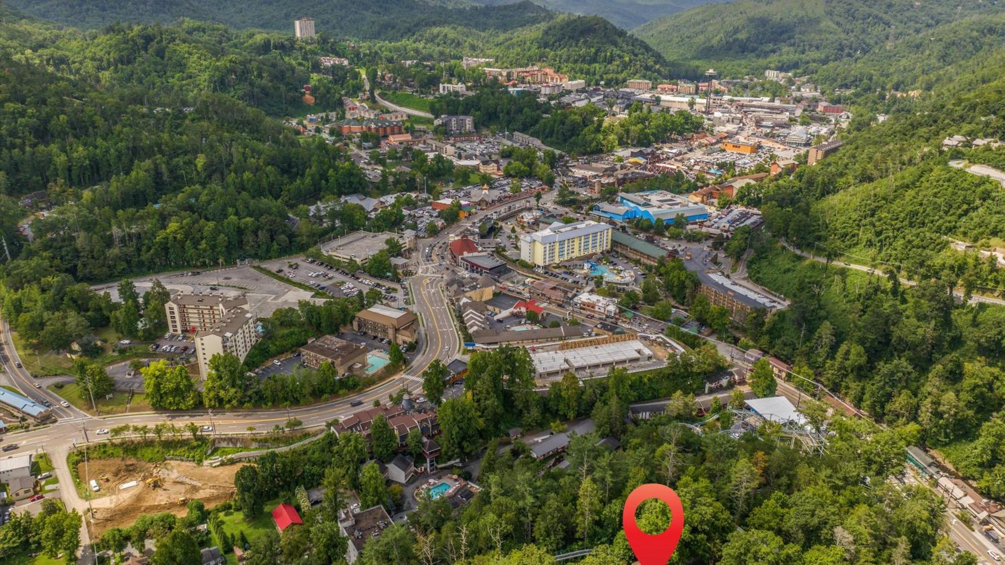 Whiskey Ridge Lodge, A Restored 1940S Gem, 2 Mins From Downtown, Breathtaking City Views, Custom Game Room, And Spacious Elegance Гетлинбург Екстериор снимка