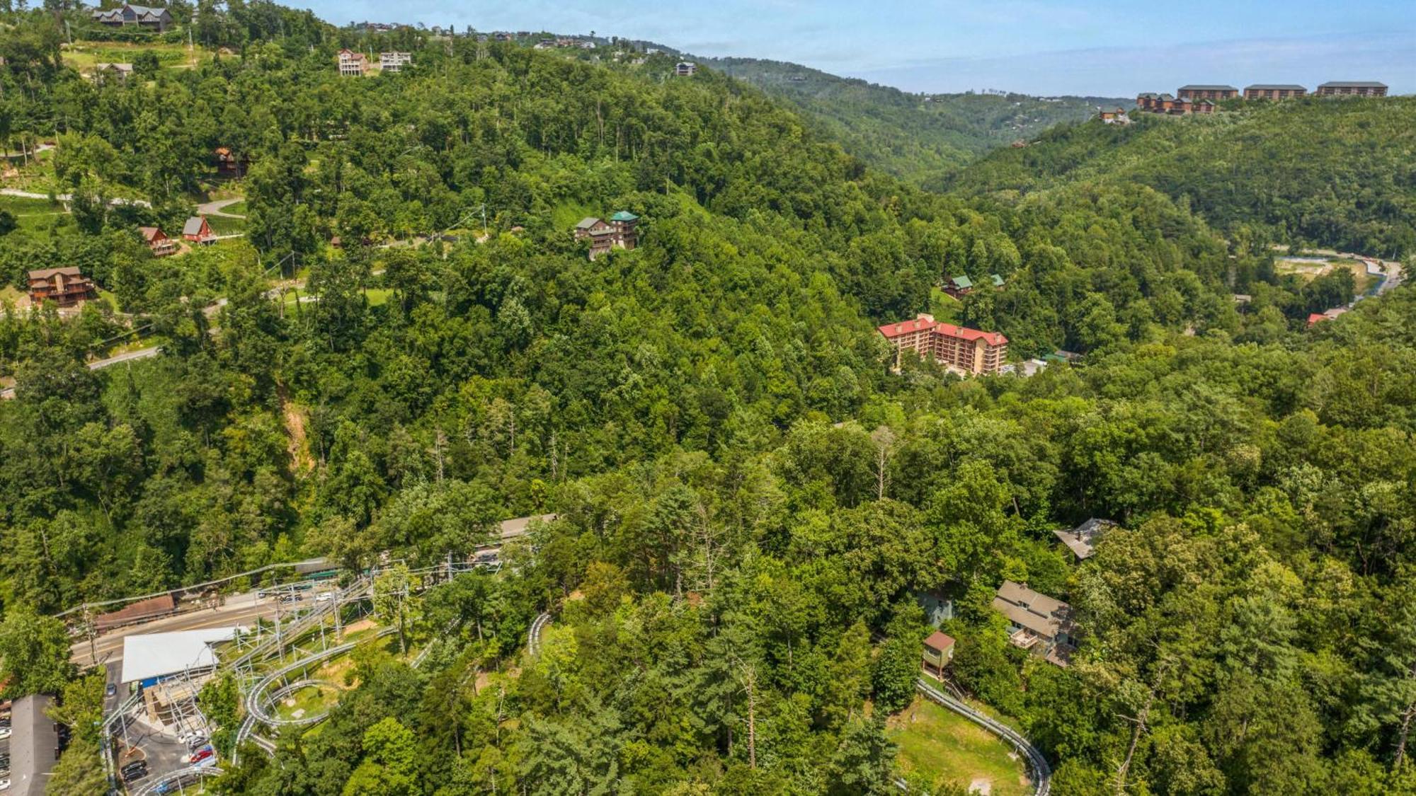 Whiskey Ridge Lodge, A Restored 1940S Gem, 2 Mins From Downtown, Breathtaking City Views, Custom Game Room, And Spacious Elegance Гетлинбург Екстериор снимка