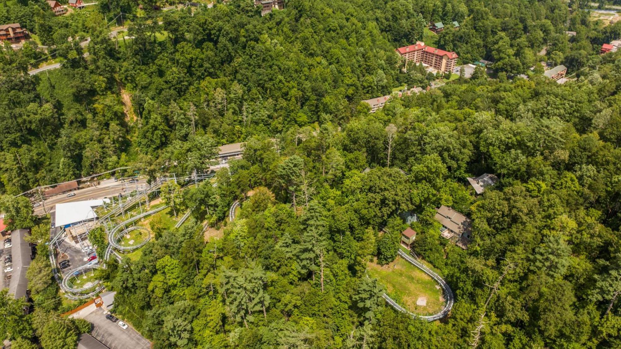 Whiskey Ridge Lodge, A Restored 1940S Gem, 2 Mins From Downtown, Breathtaking City Views, Custom Game Room, And Spacious Elegance Гетлинбург Екстериор снимка