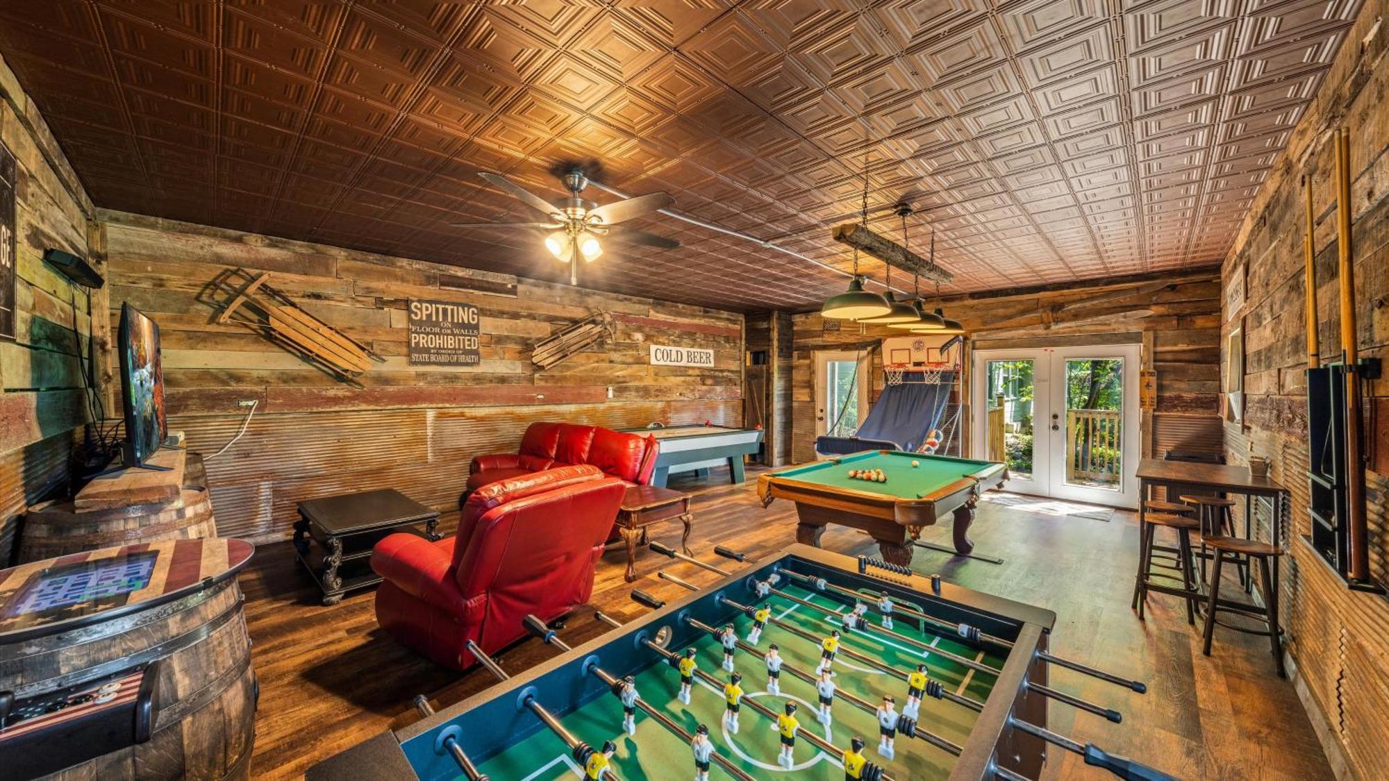 Whiskey Ridge Lodge, A Restored 1940S Gem, 2 Mins From Downtown, Breathtaking City Views, Custom Game Room, And Spacious Elegance Гетлинбург Екстериор снимка